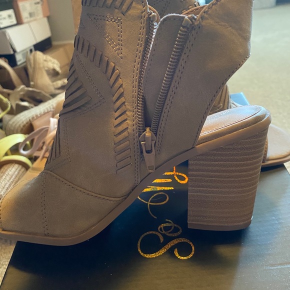 Universal thread open toe booties - Picture 2 of 3